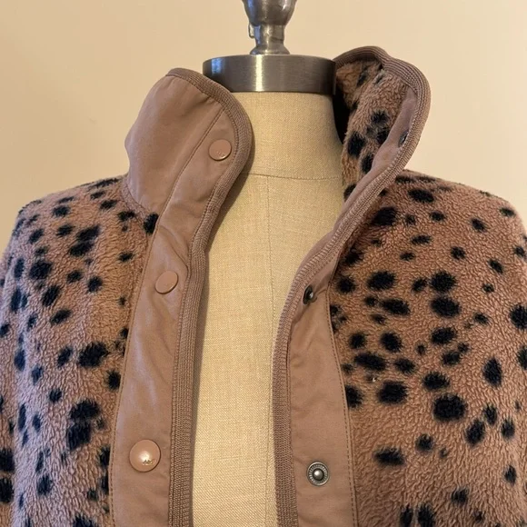 Abercrombie Leopard Fleece snap jacket size Large - Picture 2 of 6